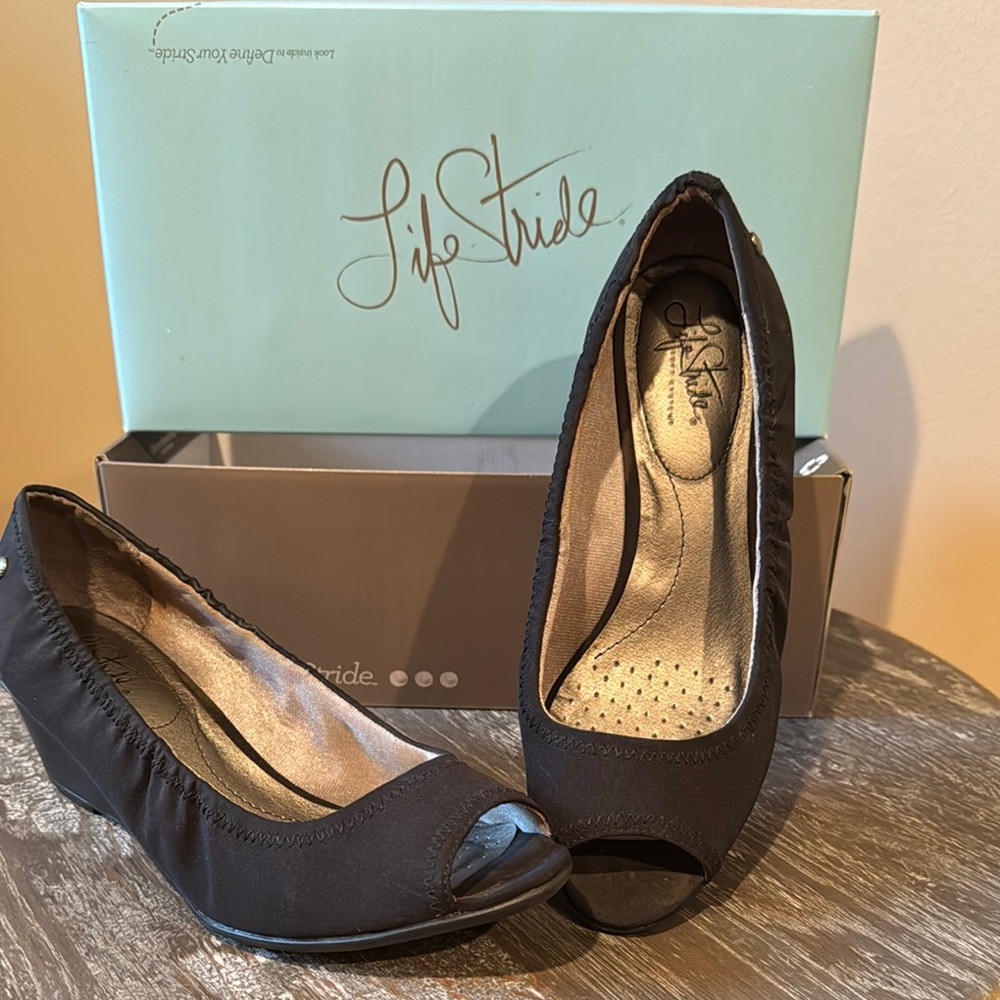 Life Stride Black Peep Toe Heels
